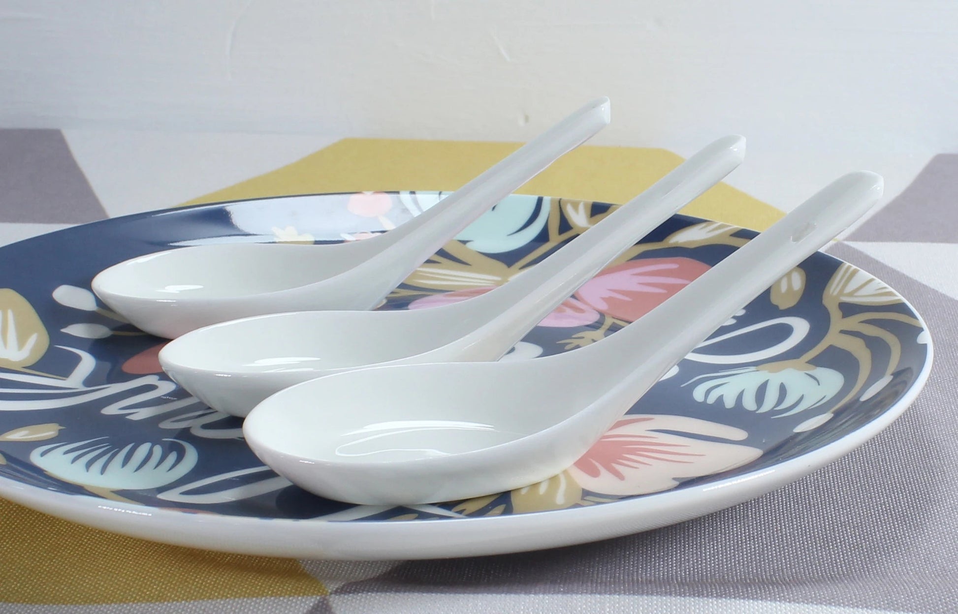 Elegant 6pcs White Ceramic Soup Spoons